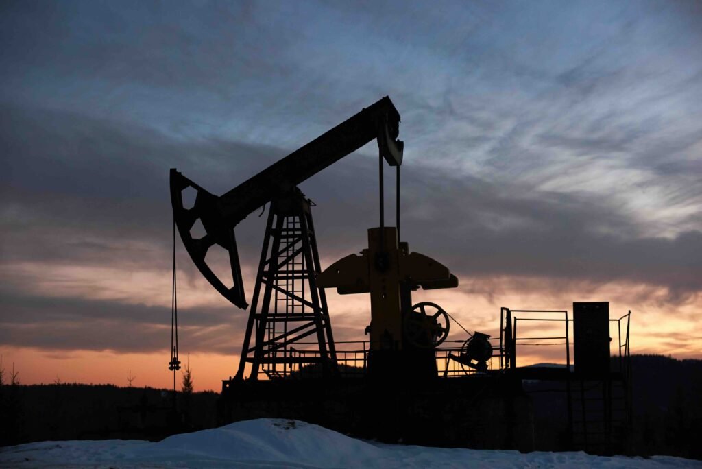 El petróleo cae a mínimos históricos por la guerra comercial entre EE. UU. y China